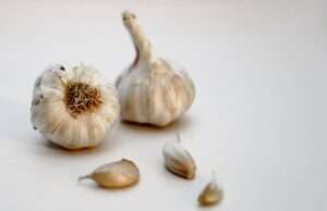 Garlic and 8 Other Foods That Fight Allergies Naturally